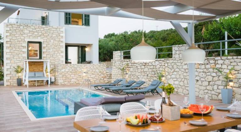 Villa with barbeque, jacuzzi & private pool | Pets allowed — photo 3