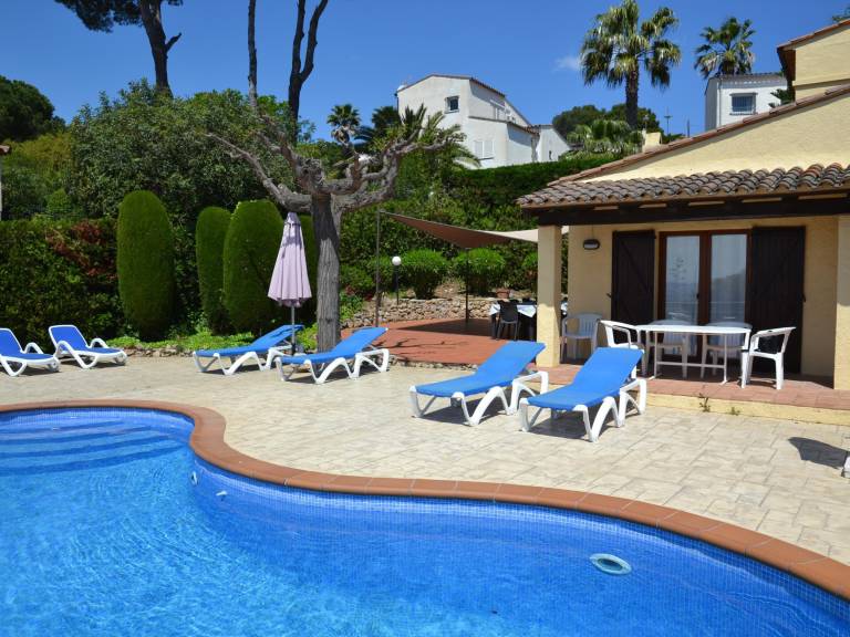 Vacation home with private pool, garden & barbecue — photo 3