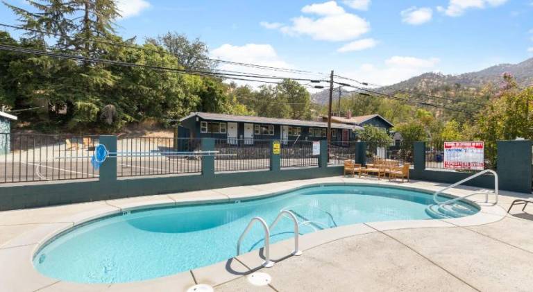 Vacation home with pool — photo 4