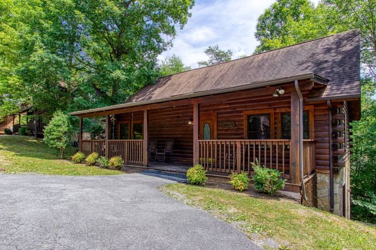 Children-friendly cabin with private pool | Pets allowed — photo 2