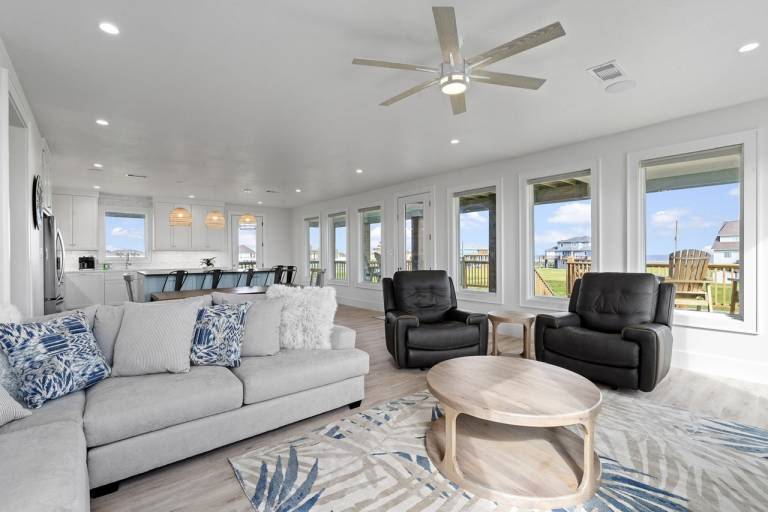 Vacation home with BBQ | Beach view | Pet-friendly — photo 2