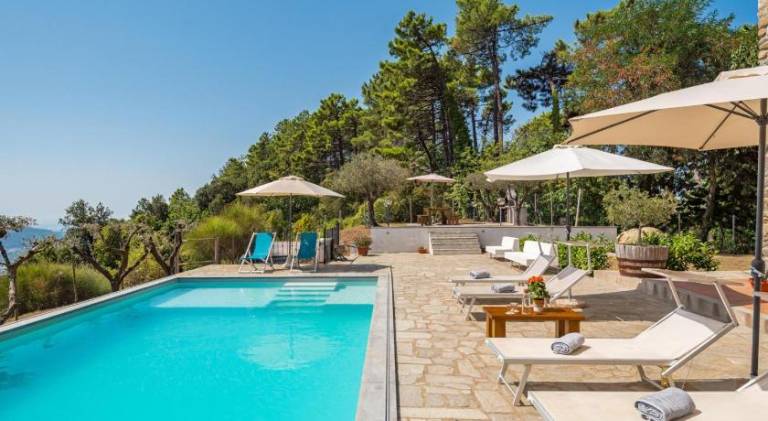 Villa with jacuzzi & pool — photo 3