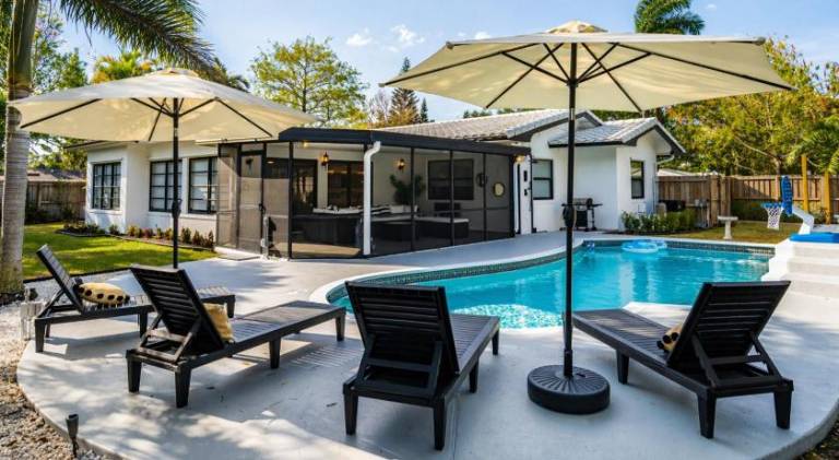 Vacation home with pool in Pompano Beach, FL