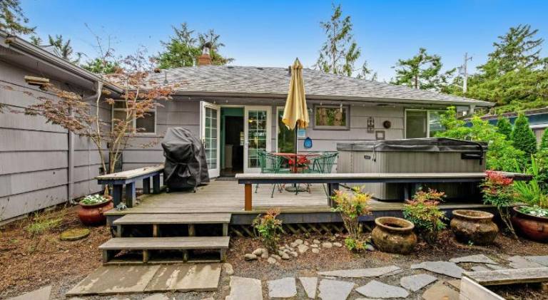 House with jacuzzi — photo 4