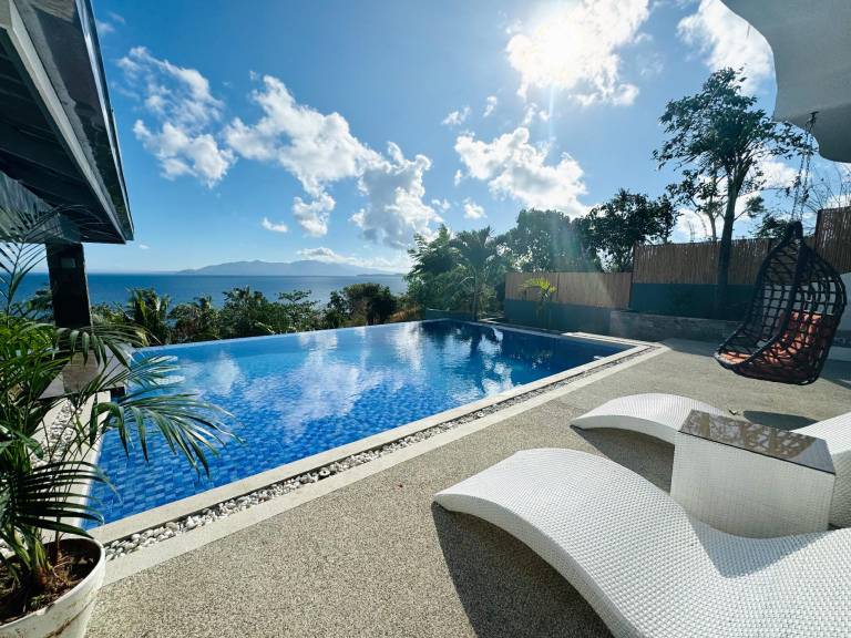 Villa with grill, yard & private pool in Puerto Galera