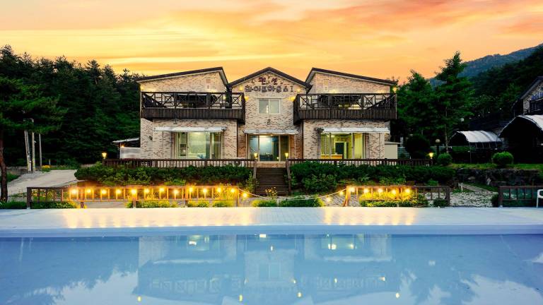 Sokcho White House Swimming Pool Pension