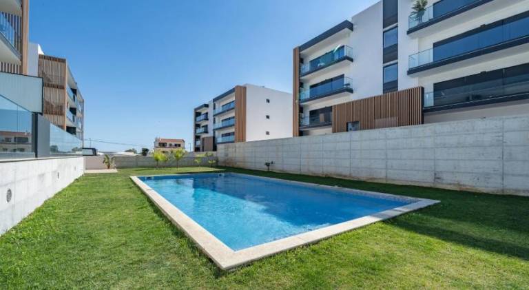 Holiday apartment with terrace & pool in Portimão