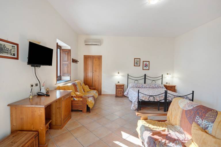 Room 'Capri Con Vista Monti E Cortile' with Shared Terrace, Shared Garden and Wi-Fi in Agerola