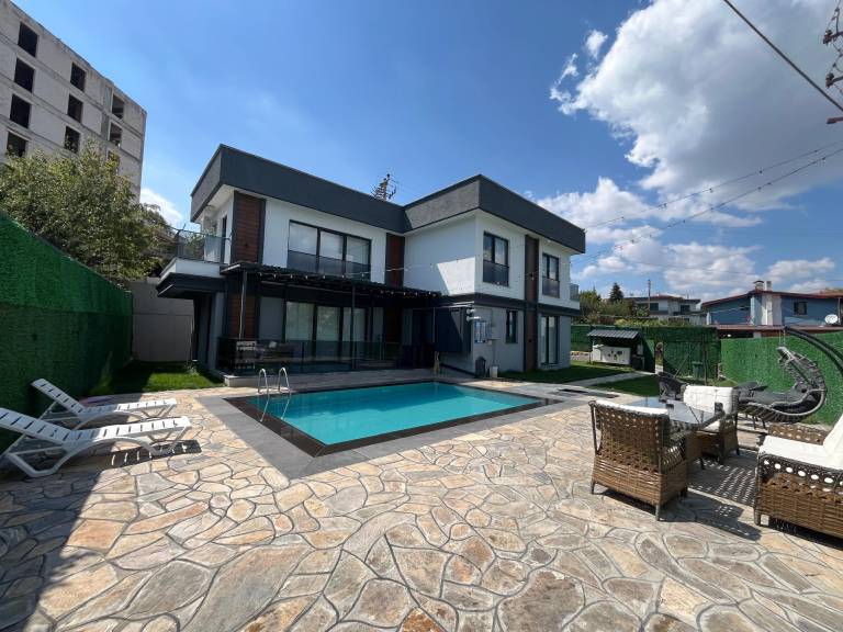 Apartment with barbeque, yard & pool | Water view — photo 3