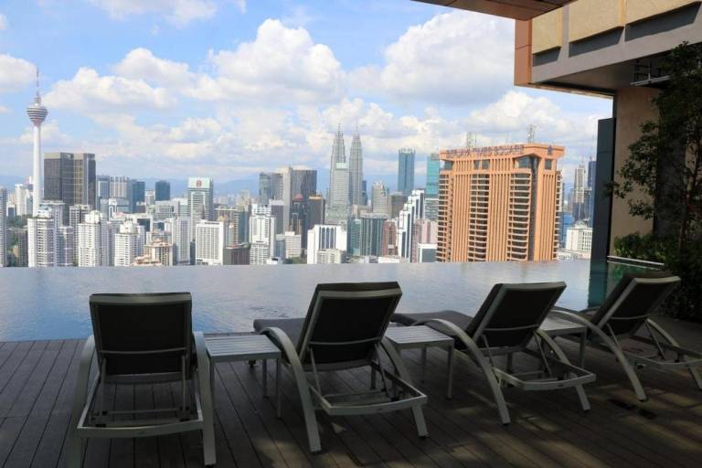 Apartment with sauna, yard & patio | Next to Jalan Alor | Perfect for remote work | Pets allowed in Kuala Lumpur
