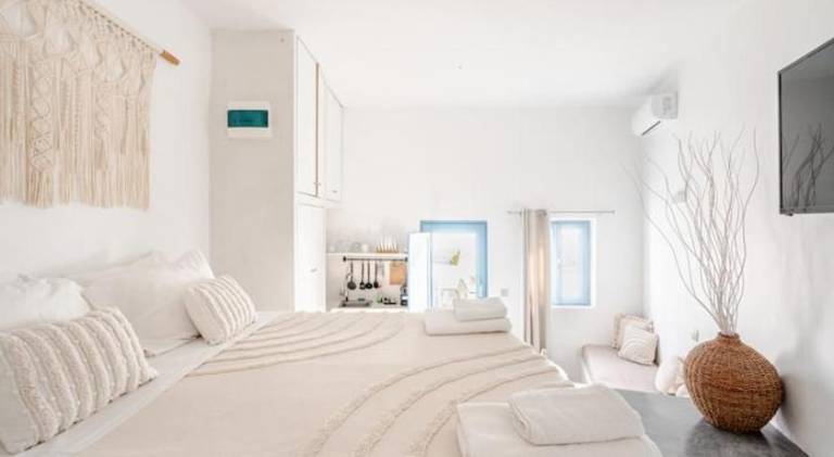 Holiday apartment with patio & yard in Santorini