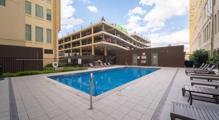 Apartment with pool | Next to Pioneer Park | Pets are welcome — photo 5