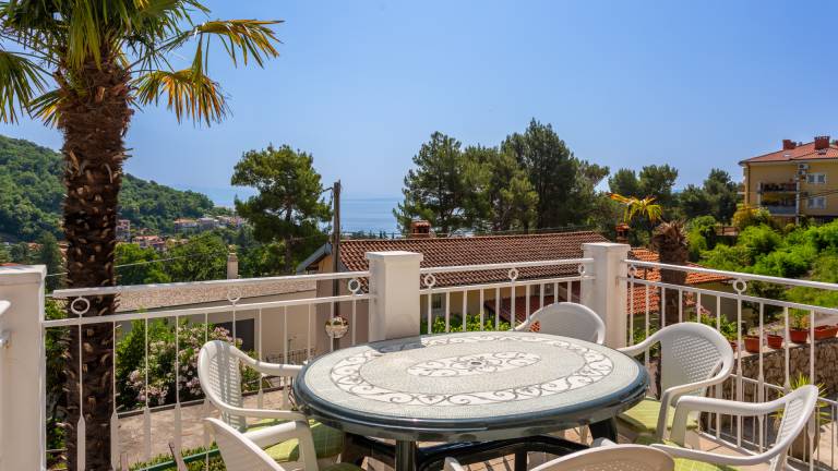 Rental apartment with grill, hot tub & yard — photo 2