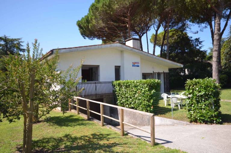 House with barbecue, garden & patio — photo 3