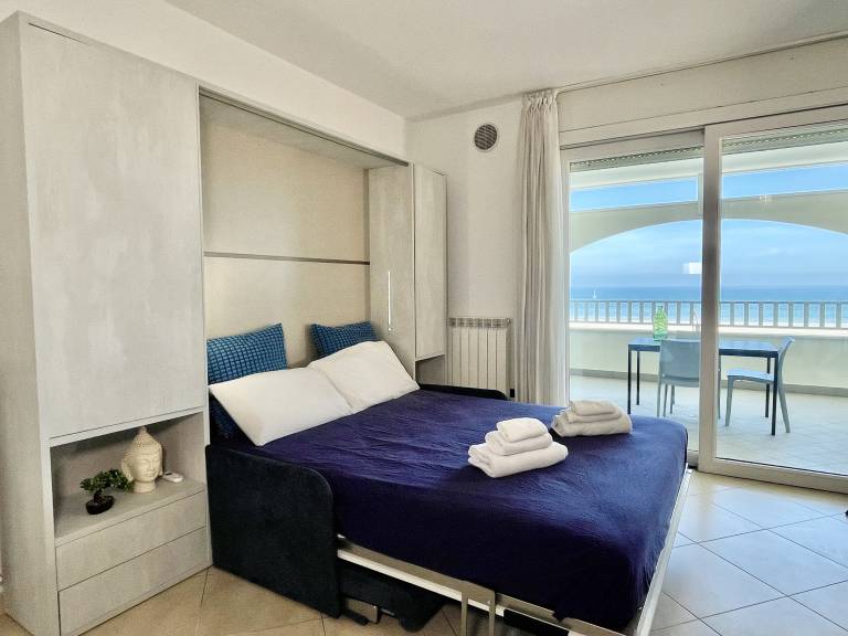 Monolocale con garage fronte mare La Dolce Vita