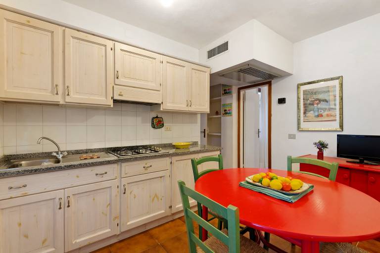 Apartment with yard, patio & BBQ — photo 4
