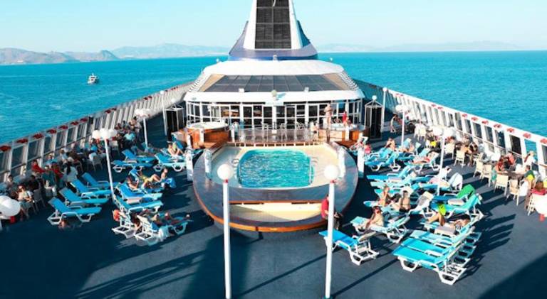 Boat with pool | Pets allowed — photo 4