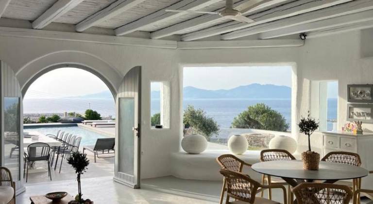 Villa with pool — photo 4