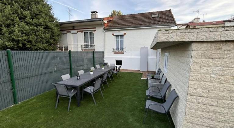 VR House 14 bedrooms 3 min metro 23 beds PARC EXPO in Le Kremlin-Bicetre
