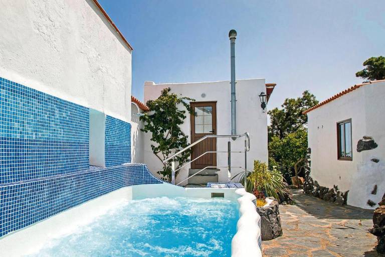 Rental apartment with barbecue, patio & yard | Sea view | Pets allowed — photo 2