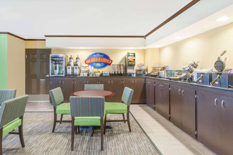 Baymont by Wyndham Midland Center — photo 4