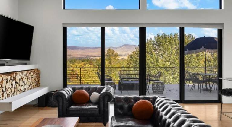 Stunning Views - High End 4BR Home with Hot Tub and Sauna — photo 2