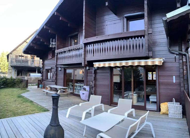 Chalet with barbeque & patio — photo 2
