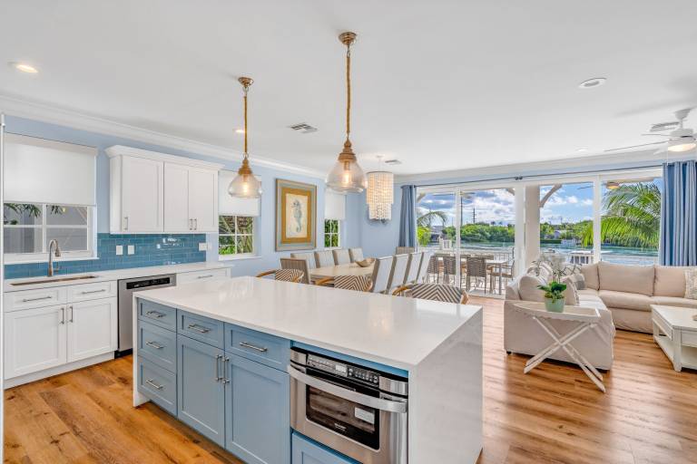 Sunset Tides - Luxury Waterfront Pool Home, 30' Dock — photo 4