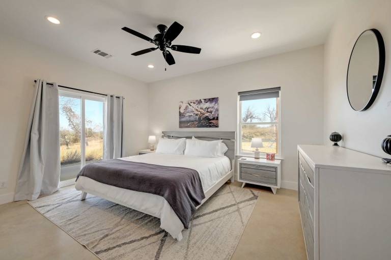 Secluded Hill Country Getaway Stunning Views Fire Pit 15 Min to Main Street 12 Guests — photo 3