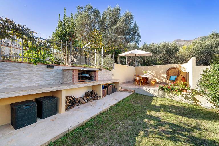 Fully equipped nice apartment with fast internet, terrace & barbeque | Garden view | Pets allowed — photo 3