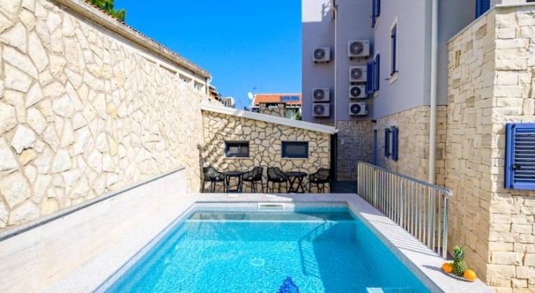 Apartment with patio, private pool & garden | Pets are welcome — photo 4