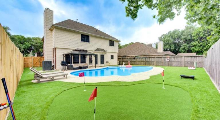 House with jacuzzi & pool in Houston, TX