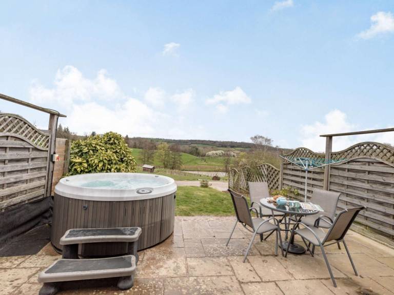 Fully equipped house with jacuzzi & garden | Pets are welcome in Malvern