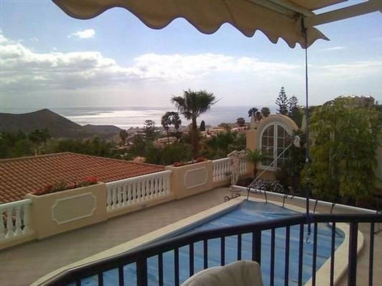 Vacation home with barbecue, private pool & patio — photo 5