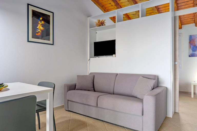 Apartment 'Appartamento Lato Olbia' with Sea View, Shared Garden and Air Conditioning — photo 2