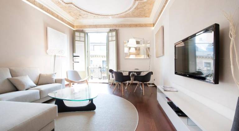 Family-friendly rental apartment with terrace | Near Plaça de Catalunya | Pets allowed in Barcelona