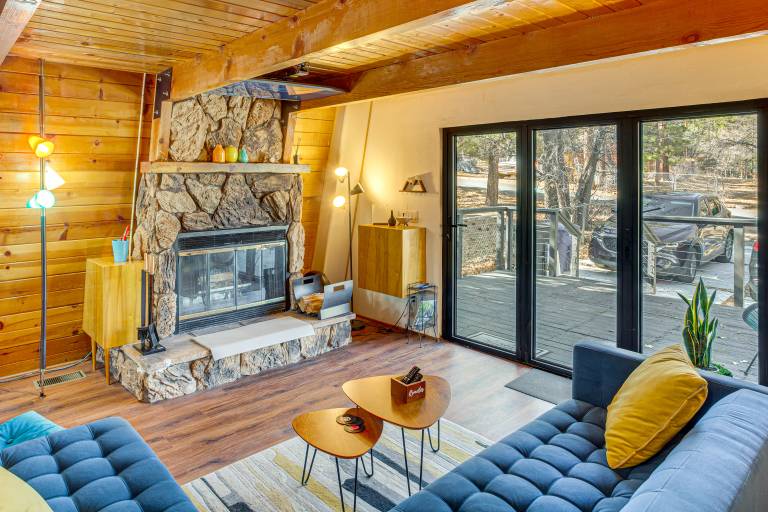Mid-Century Cabin w/ Hot Tub Mins to Bear Mountain in San Bernardino, CA