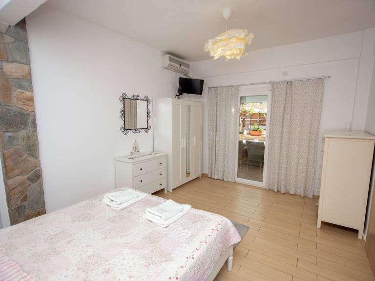 Holiday apartment with garden & patio — photo 4