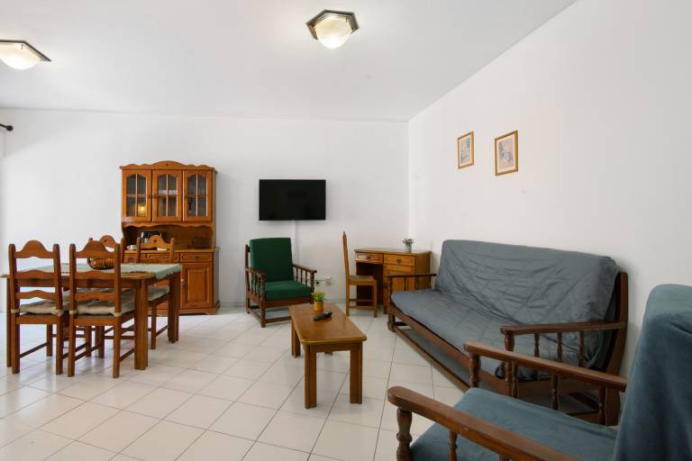 Family-oriented lovely holiday apartment with fast internet & pool | City view | Close to the beach | Perfect for remote work | Pets are welcome — photo 3
