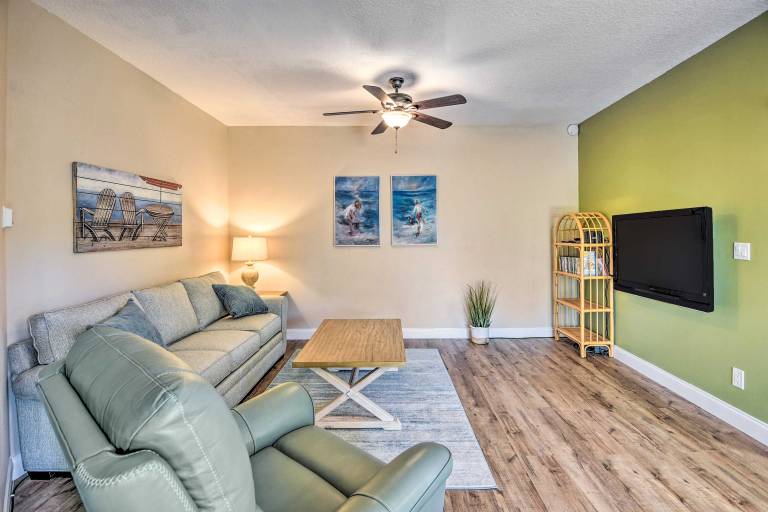 Pet Friendly New Smyrna Apartment Walk to Beach