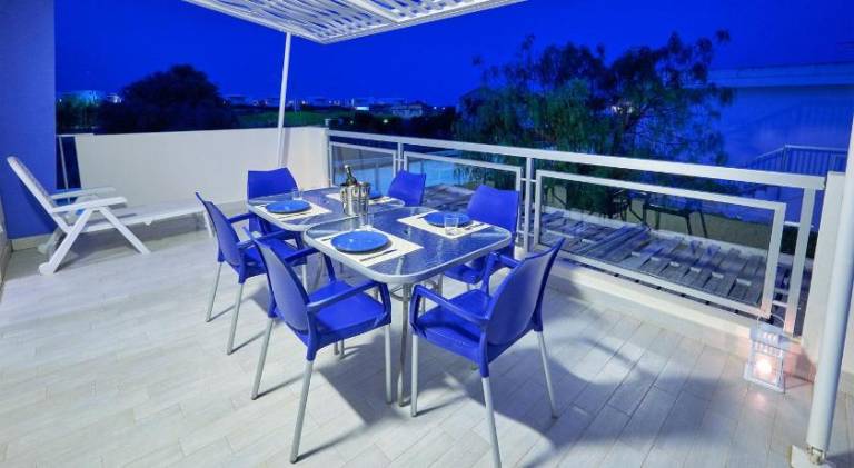 Apartment with terrace & yard — photo 4