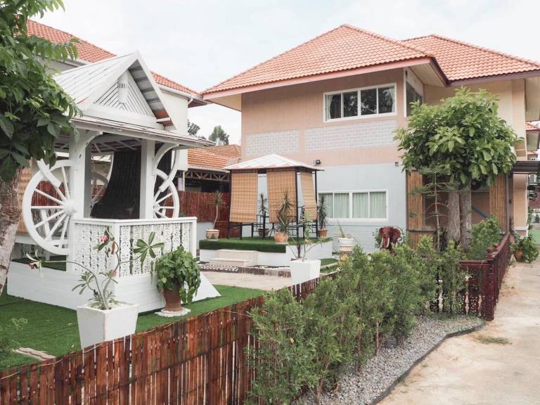 Holiday apartment with yard, patio & pool — photo 3