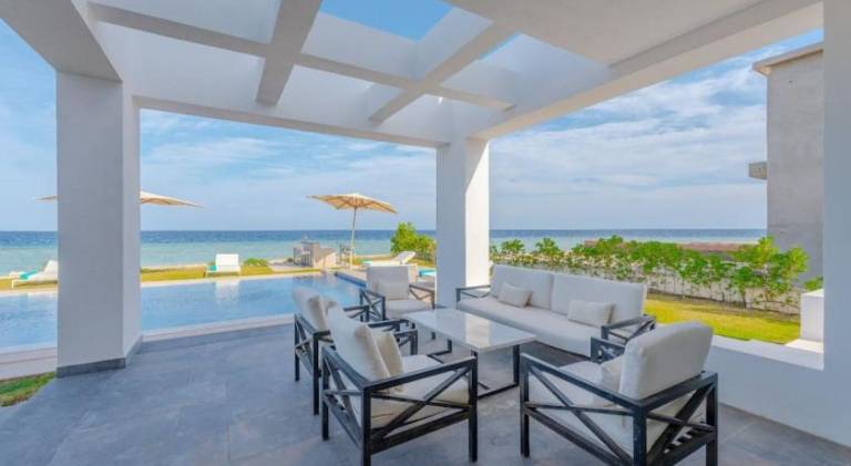 Villa with pool — photo 4