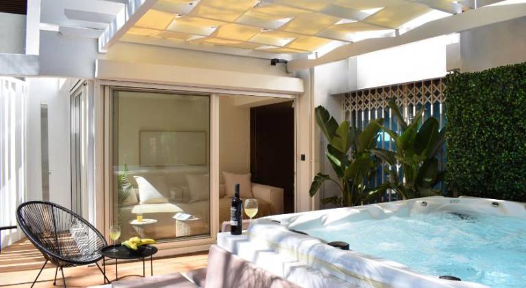 Nice apartment with jacuzzi, yard & patio | Close to the beach | Pet-friendly in Glyfada