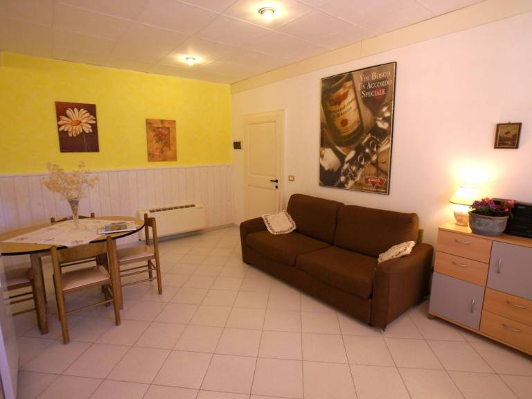 Holiday apartment with terrace, pool & yard — photo 5