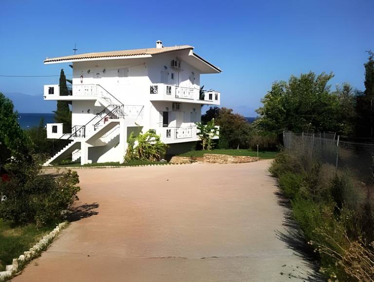 Beautiful rental apartment with pool, patio & garden | Beach nearby | Pet-friendly in Pylos-Nestoras