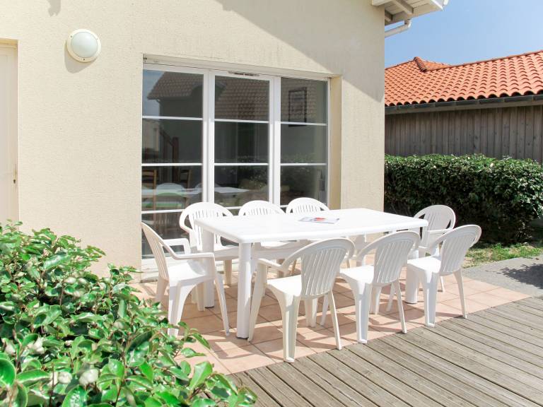 Vacation home with pool, garden & patio — photo 3