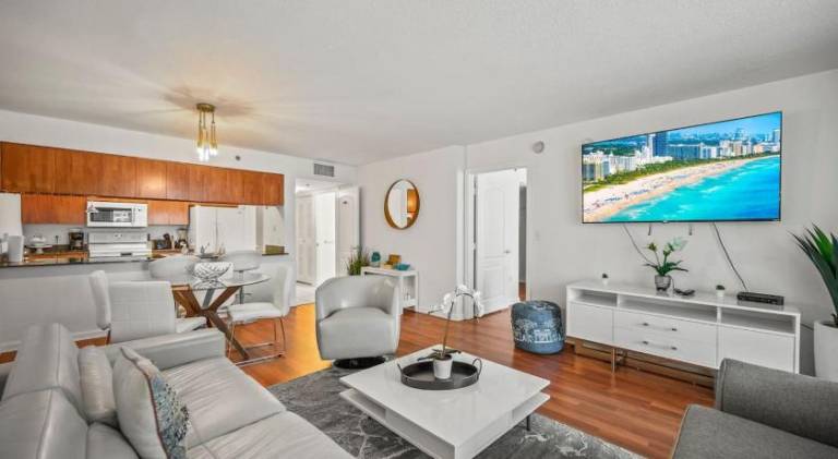 Apartment with jacuzzi & pool — photo 2