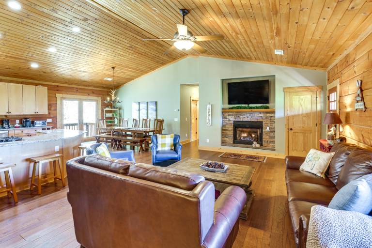 Family Cabin w/ Private Hot Tub & Views in Boone! — photo 3