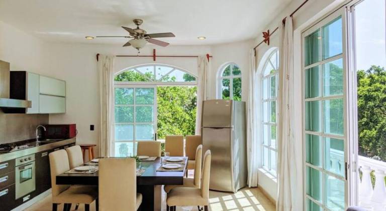 Vacation home with pool — photo 4
